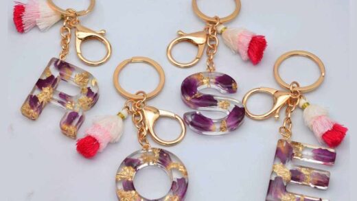 chaveiro de resina com elementos incrustados