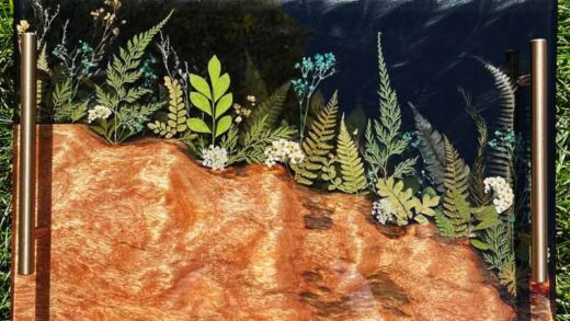 bandeja de resina com elementos naturais