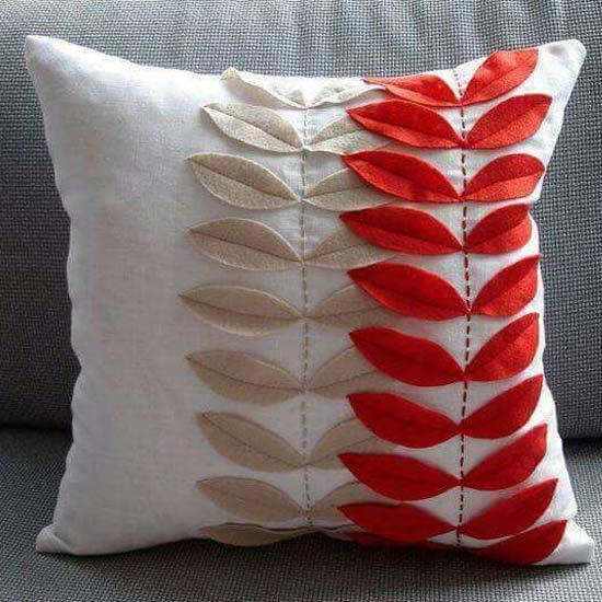 almofadas com aplique de tecido com temática de folhas