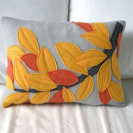 almofadas com aplique de tecido com temática de folhas
