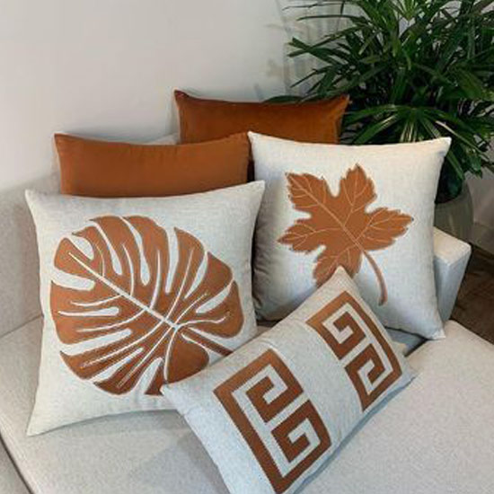 almofadas com aplique de tecido com temática de folhas