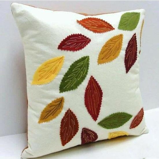 almofadas com aplique de tecido com temática de folhas