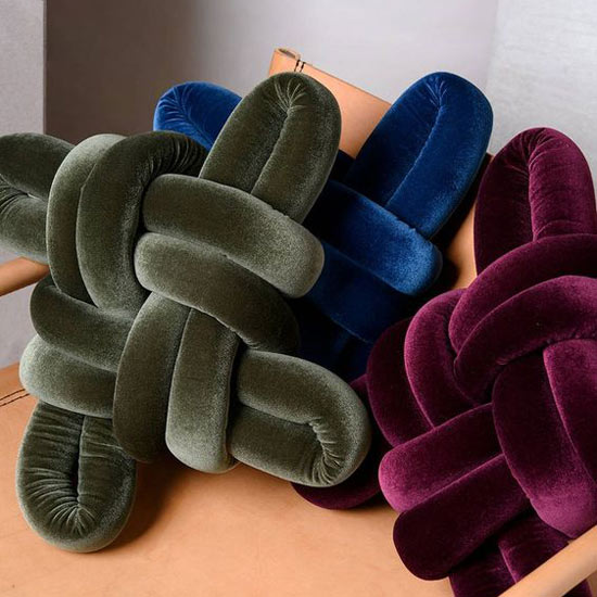 almofadas em formatos criativos em forma de nó