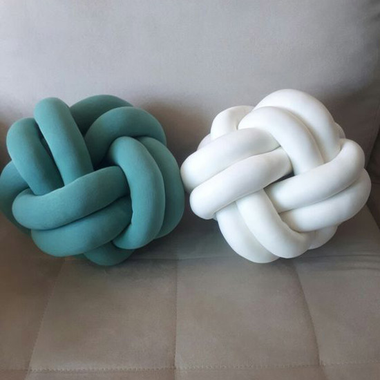 almofadas em formatos criativos em forma de nó