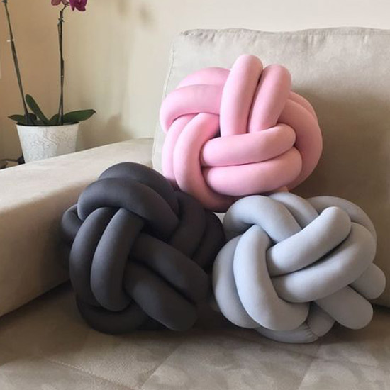 almofadas em formatos criativos em forma de nó