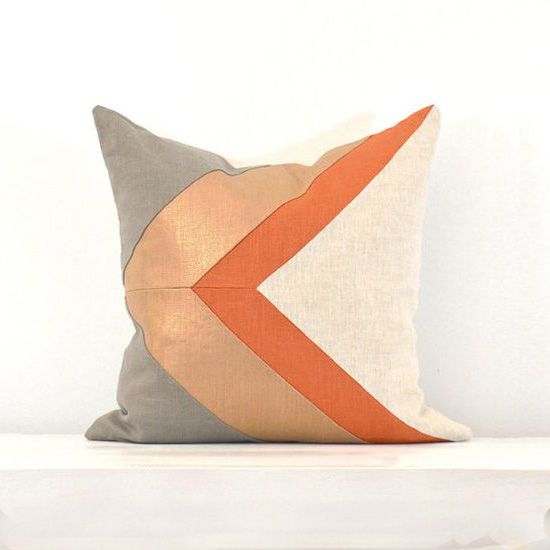 almofadas com recortes e composição de cores