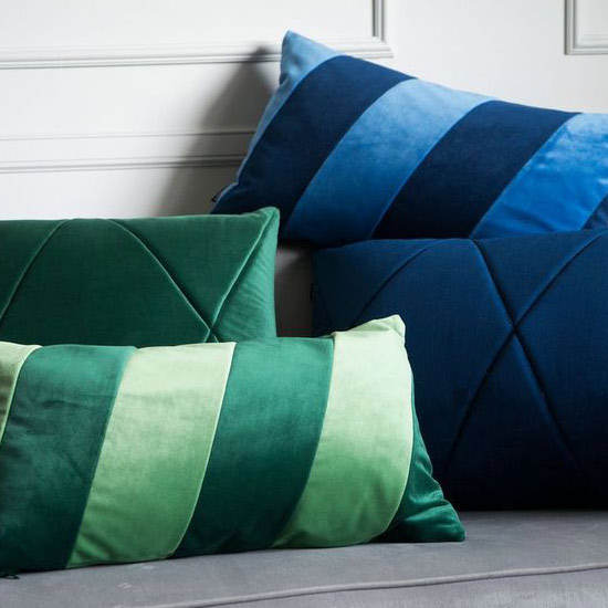 almofadas com recortes monocromáticos e tons sobre tons