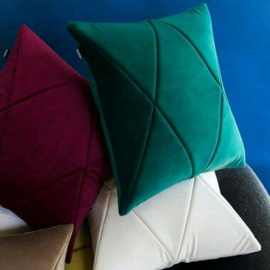 almofada com recortes monocromáticas e tons