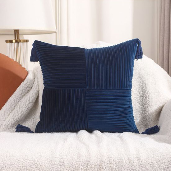 almofadas com recortes monocromático