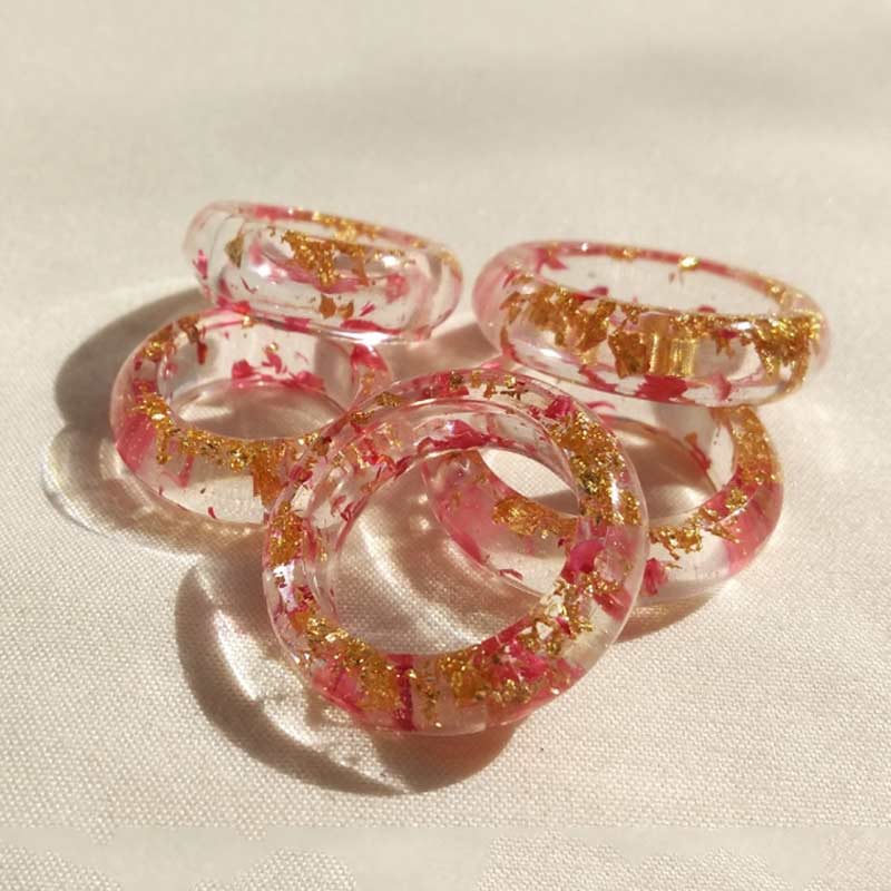 Aliança de resina com folhas de ouro