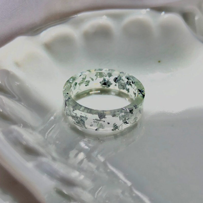 Aliança com folhas de prata e resina