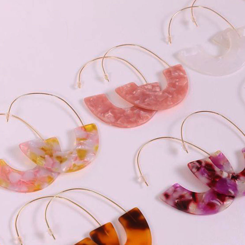 brinco de resina estilo meia argola