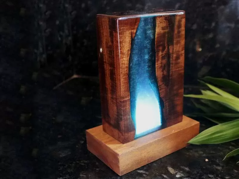 luminaria-de-resina-e-madeira