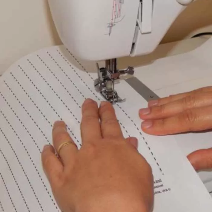 curso de corte e costura online primeiros passos para começar a costurar exercício de linhas retas na maquina de costura