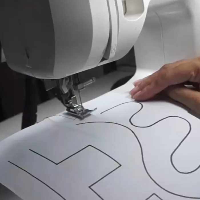 curso de corte e costura online primeiros passos para começar a costurar exercício de linhas curvas na maquina de costura
